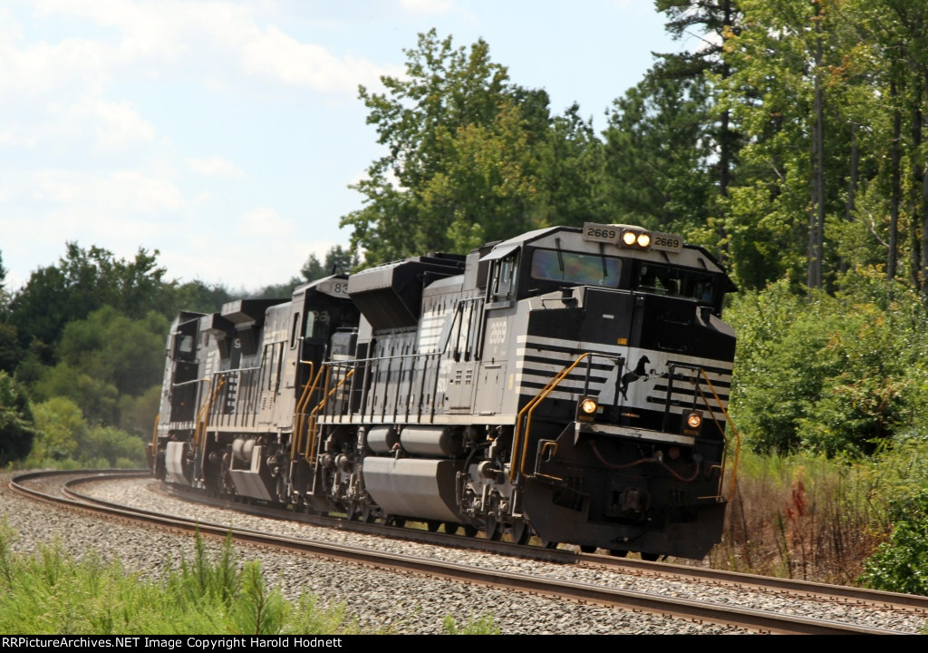 NS 2669 leads train 204 northbound